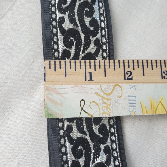 Souldier Rococo Black/Silver Guitar Strap w/Black Backing + Ends New Condition - Picture 8 of 8